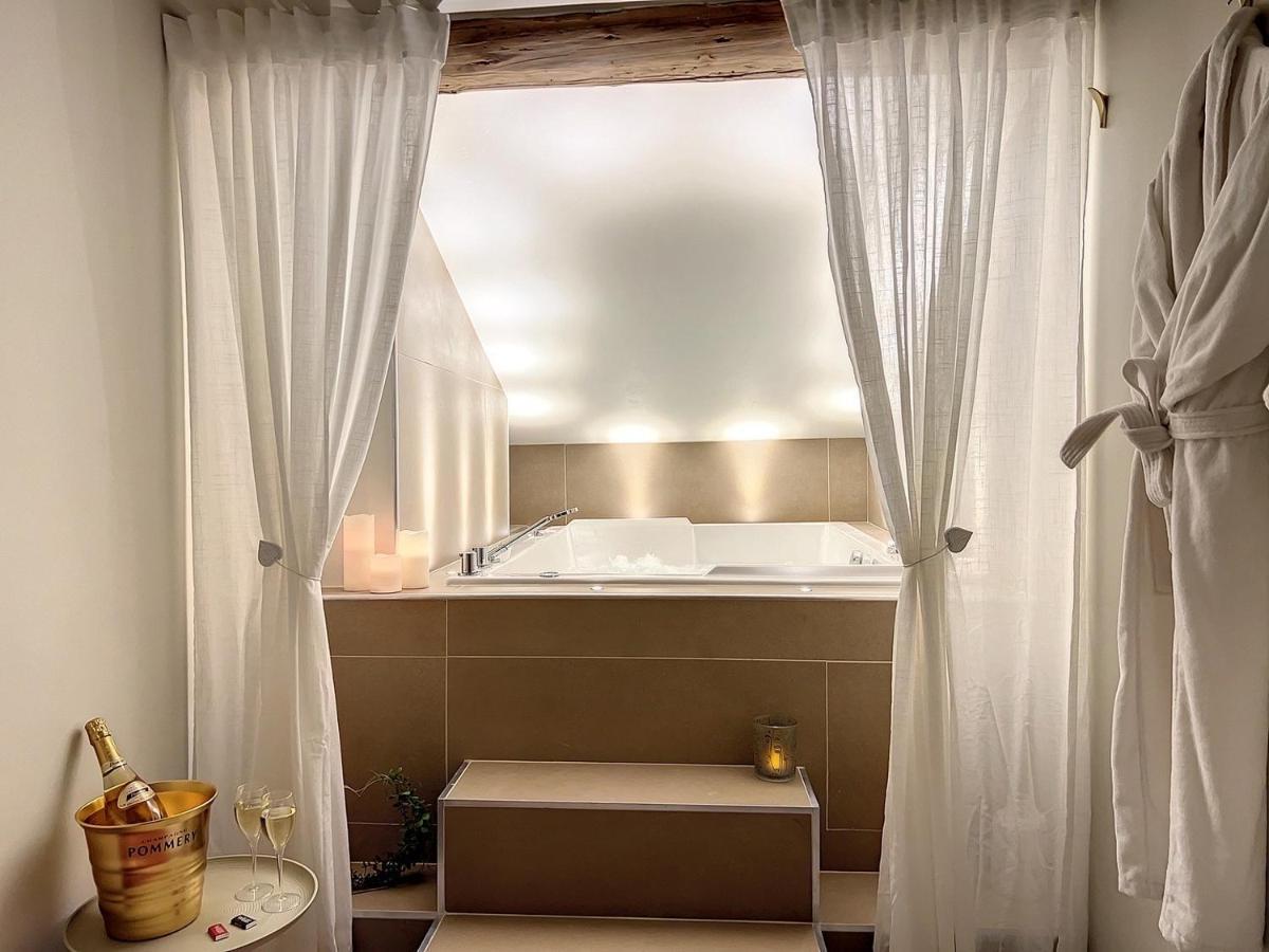 Cocon Blanc Calin Avec Jacuzzi Privatif - Loveroom Insolite Saint-Etienne  Exterior photo