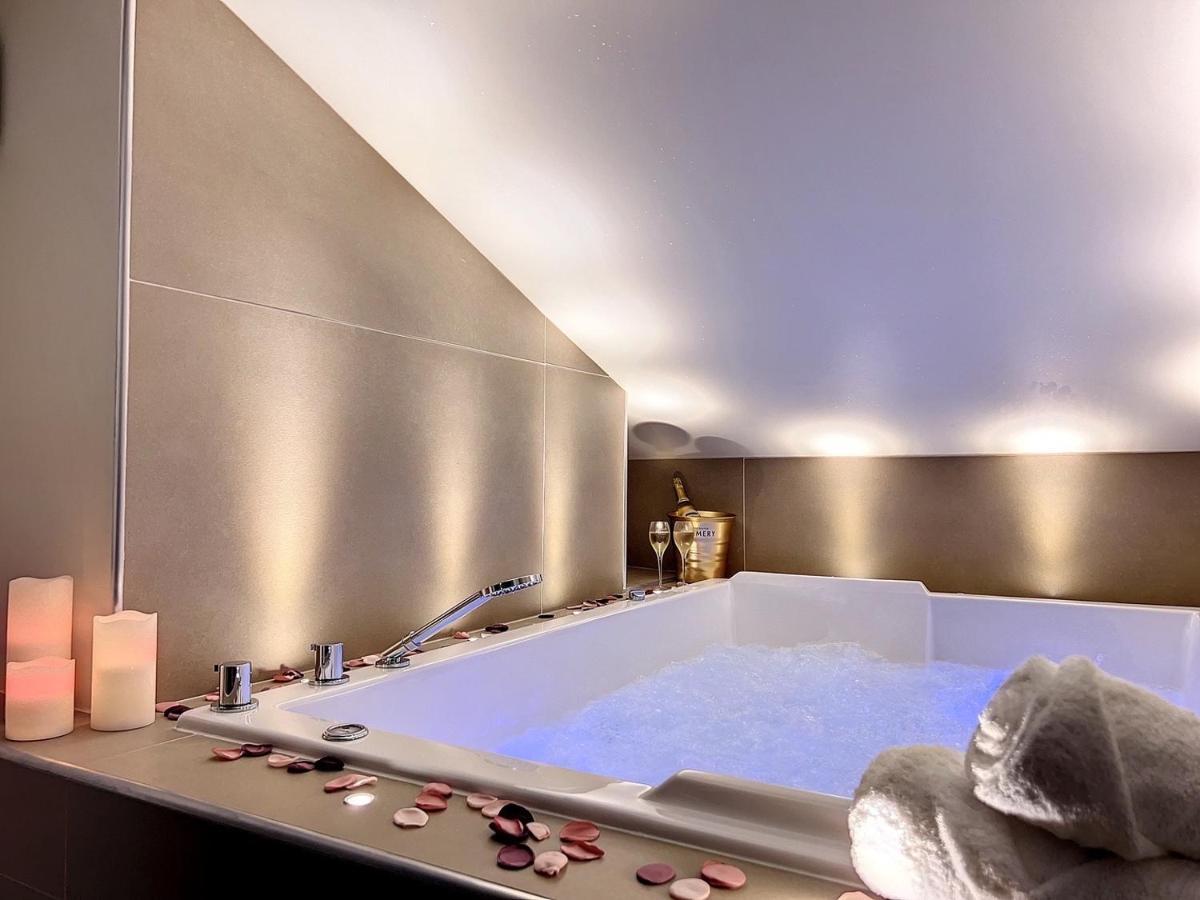 Cocon Blanc Calin Avec Jacuzzi Privatif - Loveroom Insolite Saint-Etienne  Exterior photo